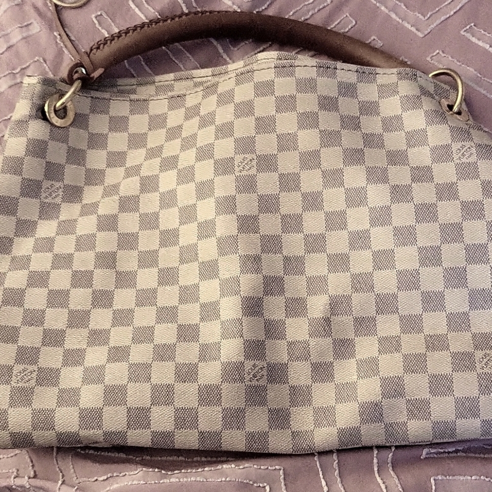 This is an authentic Louis Vuitton artist Damir Azur.